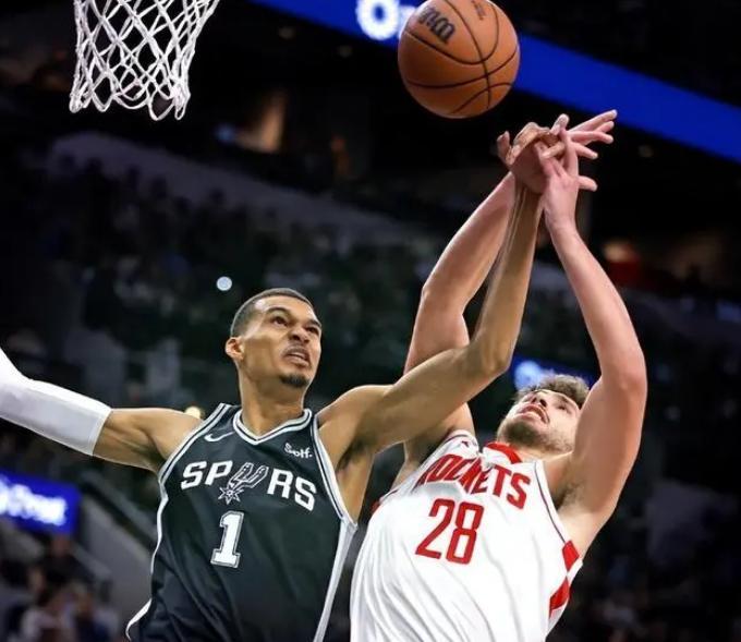 开云-火箭队亚当斯伤情更新：脚踝3级扭伤，伤势严重！或将长期缺阵